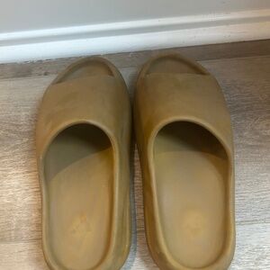 Yeezy slides Caramel sz 9